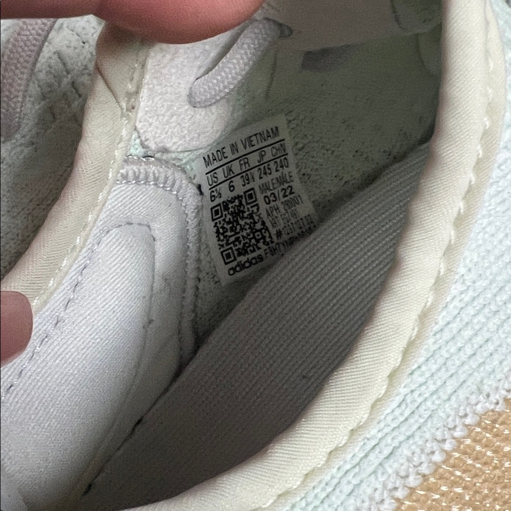 Yeezy Boost 350 v2 - Picture 3 of 7